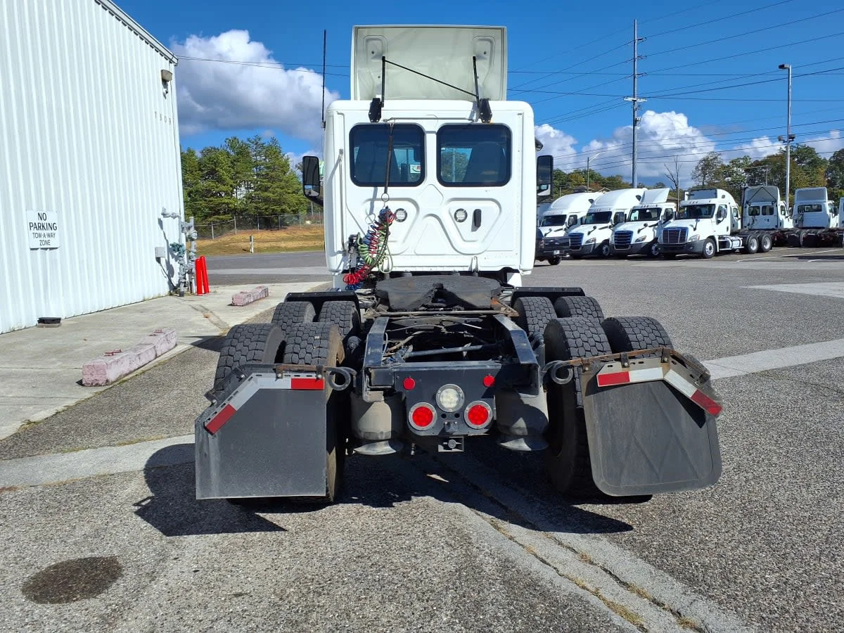 2022 Freightliner Cascadia - image 5