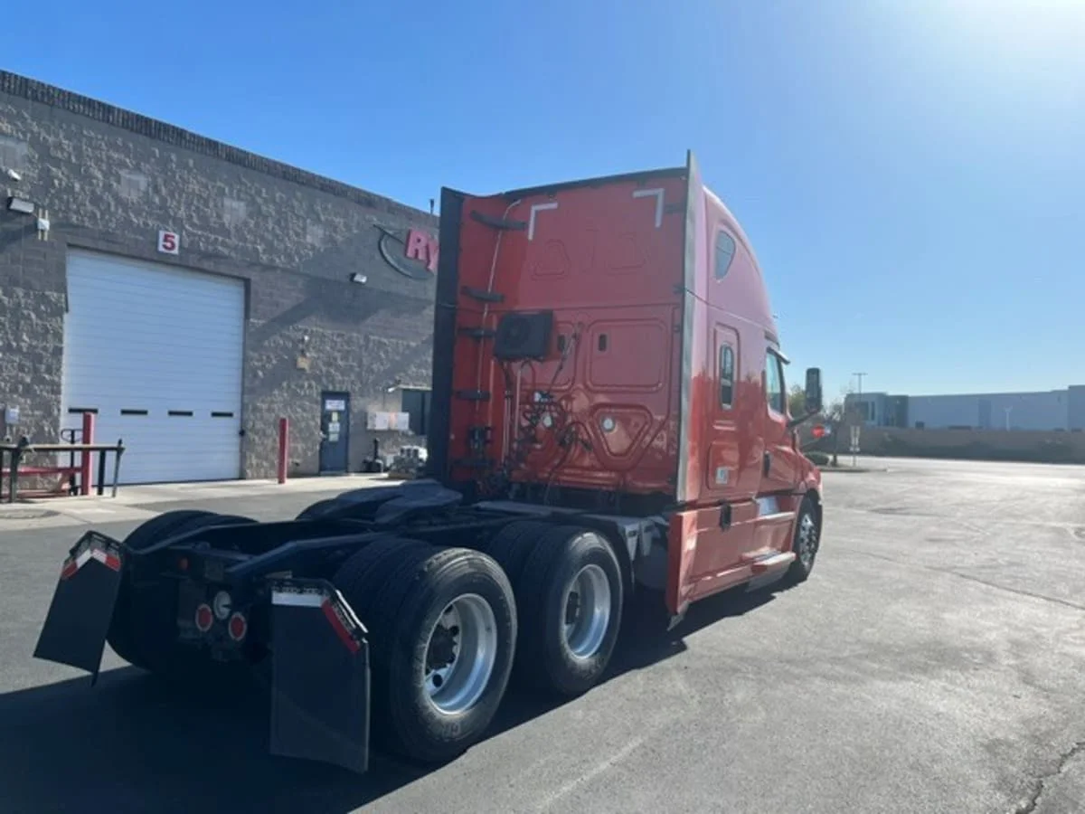 2020 Freightliner Cascadia in North Las Vegas, NV — photo 4