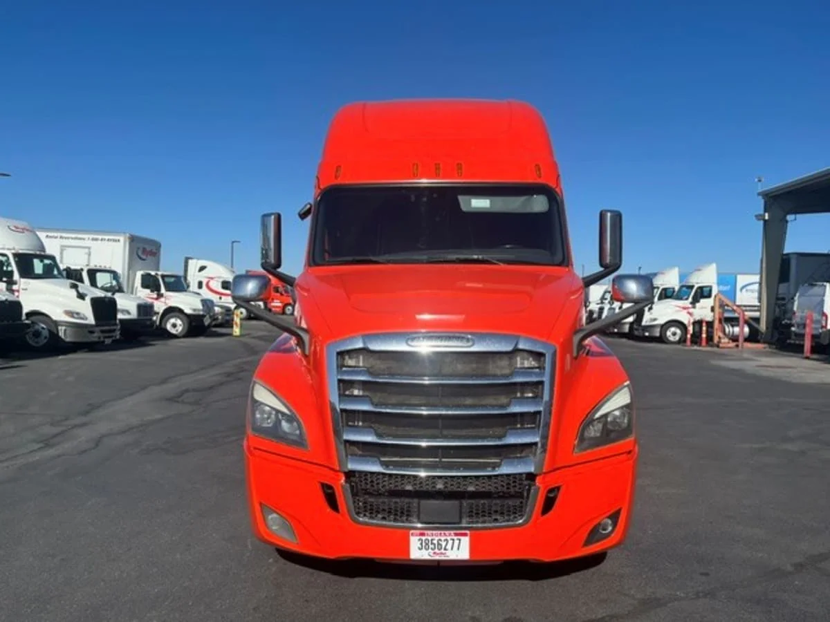 2020 Freightliner Cascadia in North Las Vegas, NV — photo 2