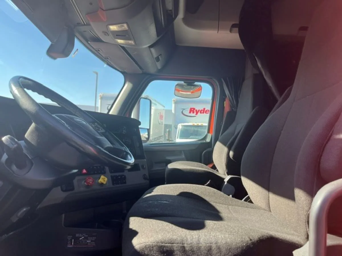 2020 Freightliner Cascadia in North Las Vegas, NV — photo 7