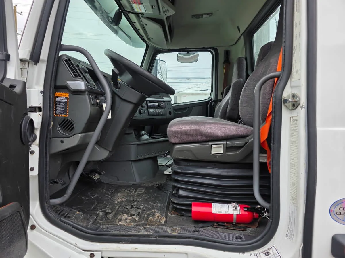 2019 Volvo VNL 860 in Bensalem, PA — photo 7