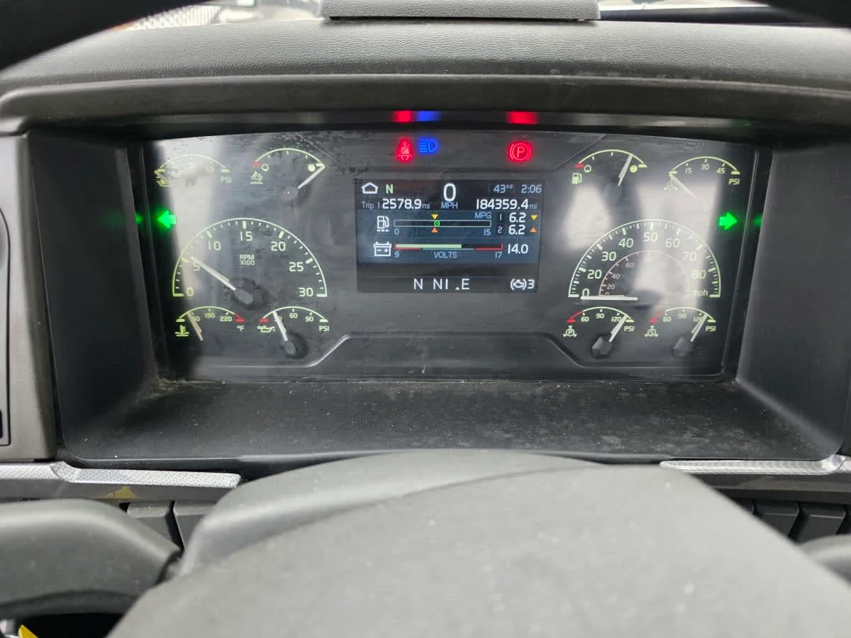 2019 Volvo VNL 860 in Bensalem, PA — photo 10