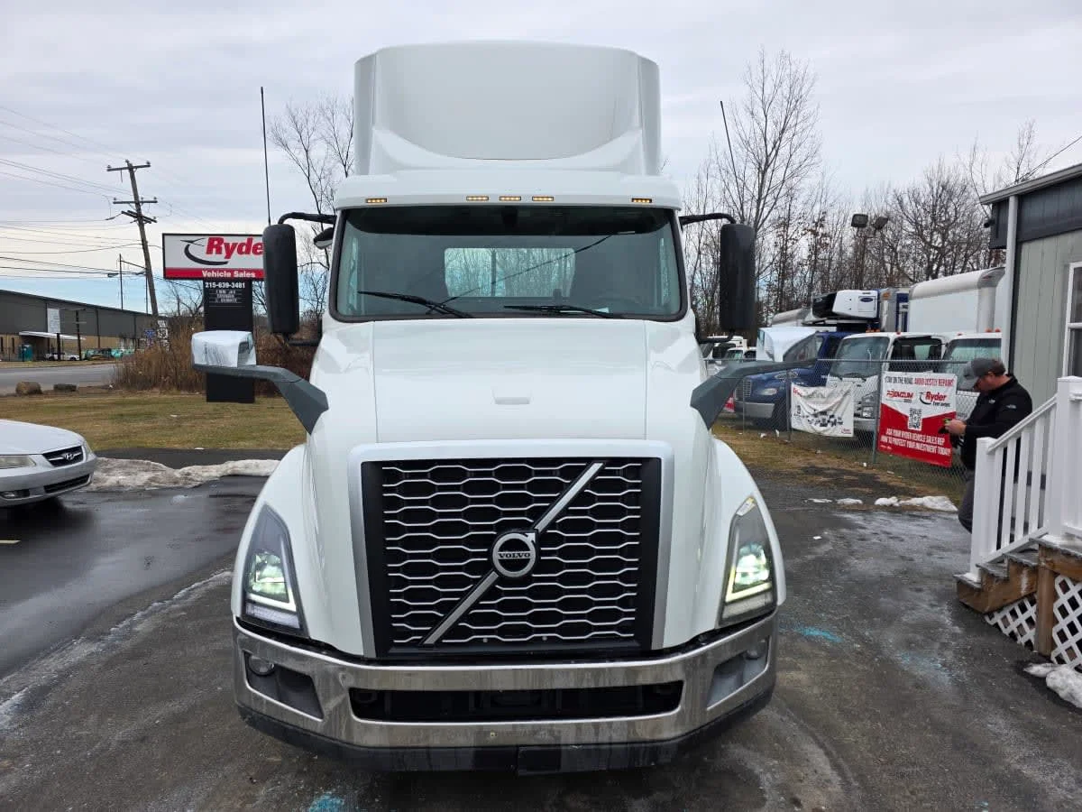 2019 Volvo VNL 860 in Bensalem, PA — photo 2