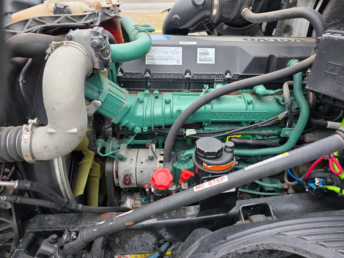 2019 Volvo VNL 860 in Bensalem, PA — photo 8