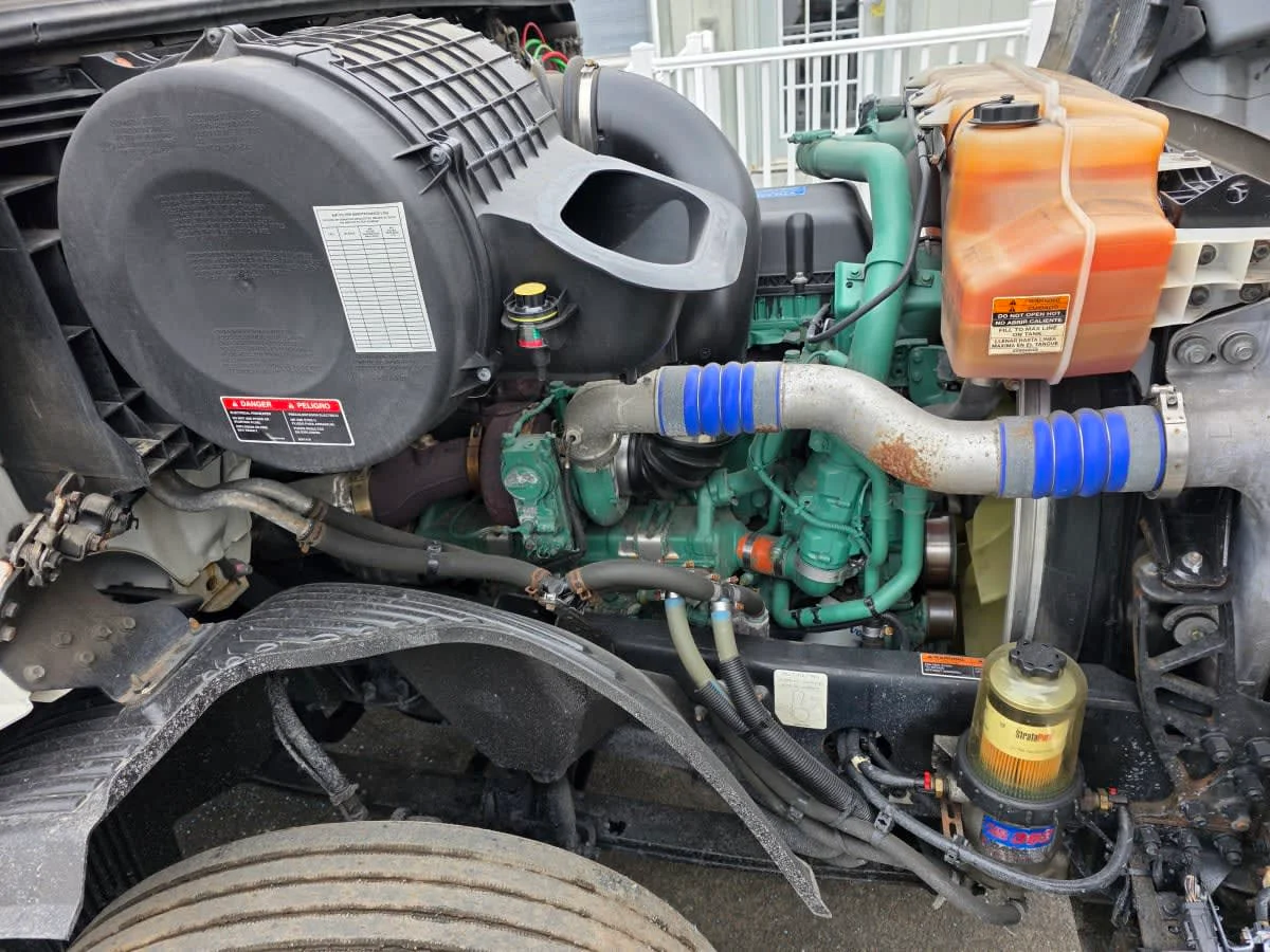 2019 Volvo VNL 860 in Bensalem, PA — photo 9