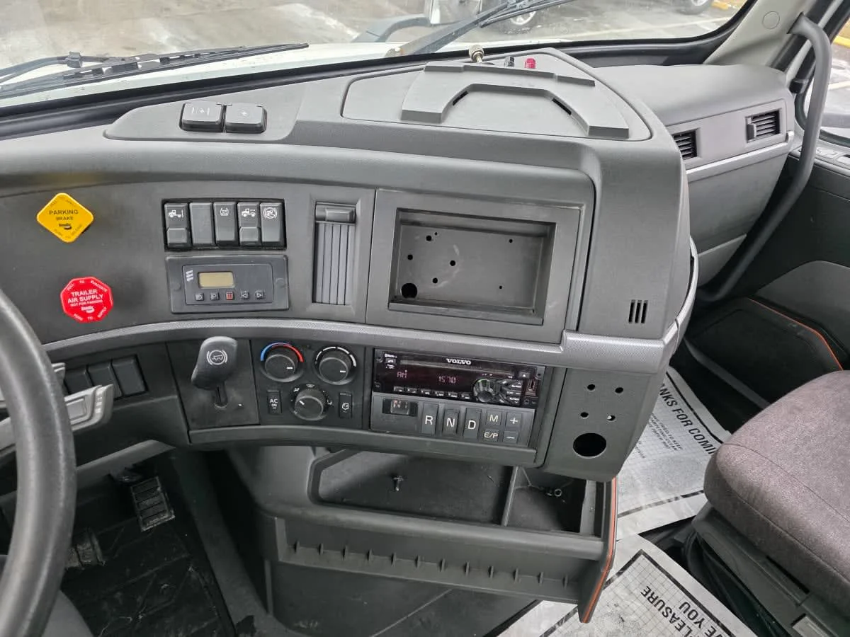 2019 Volvo VNL 860 in Bensalem, PA — photo 11
