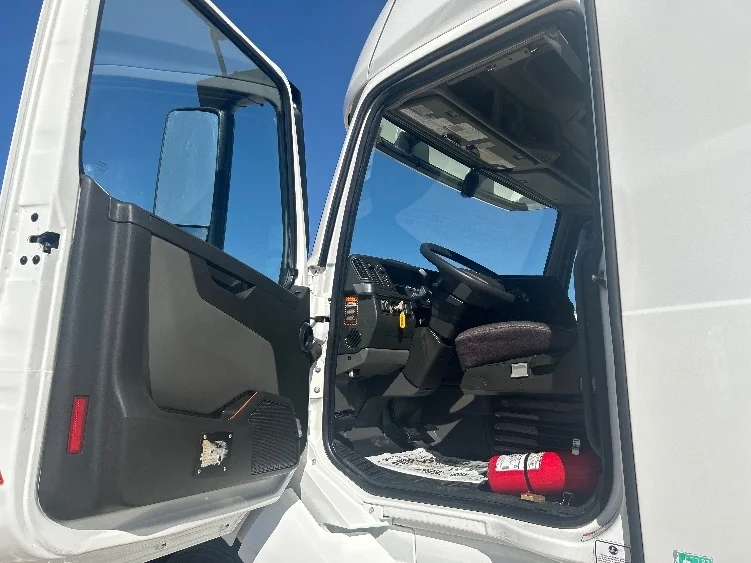 2024 Volvo VNL 760 - image 9