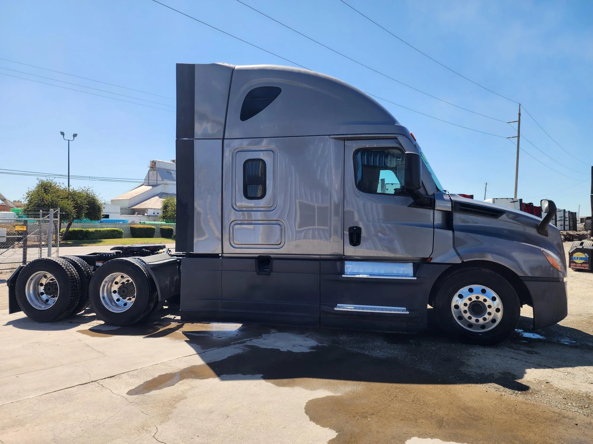 2021 Freightliner Cascadia in French Camp, CA — photo 2