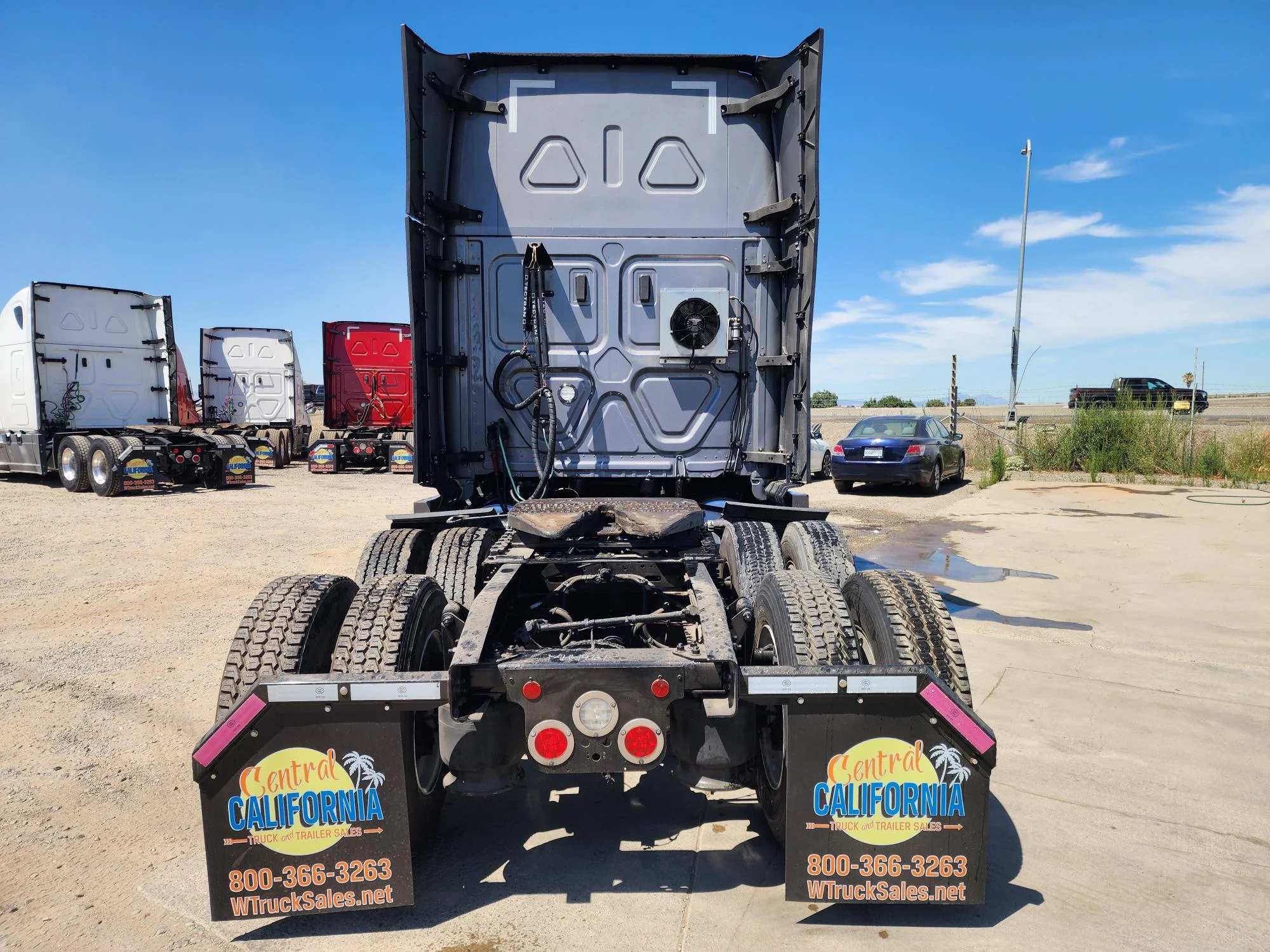 2021 Freightliner Cascadia in French Camp, CA — photo 4
