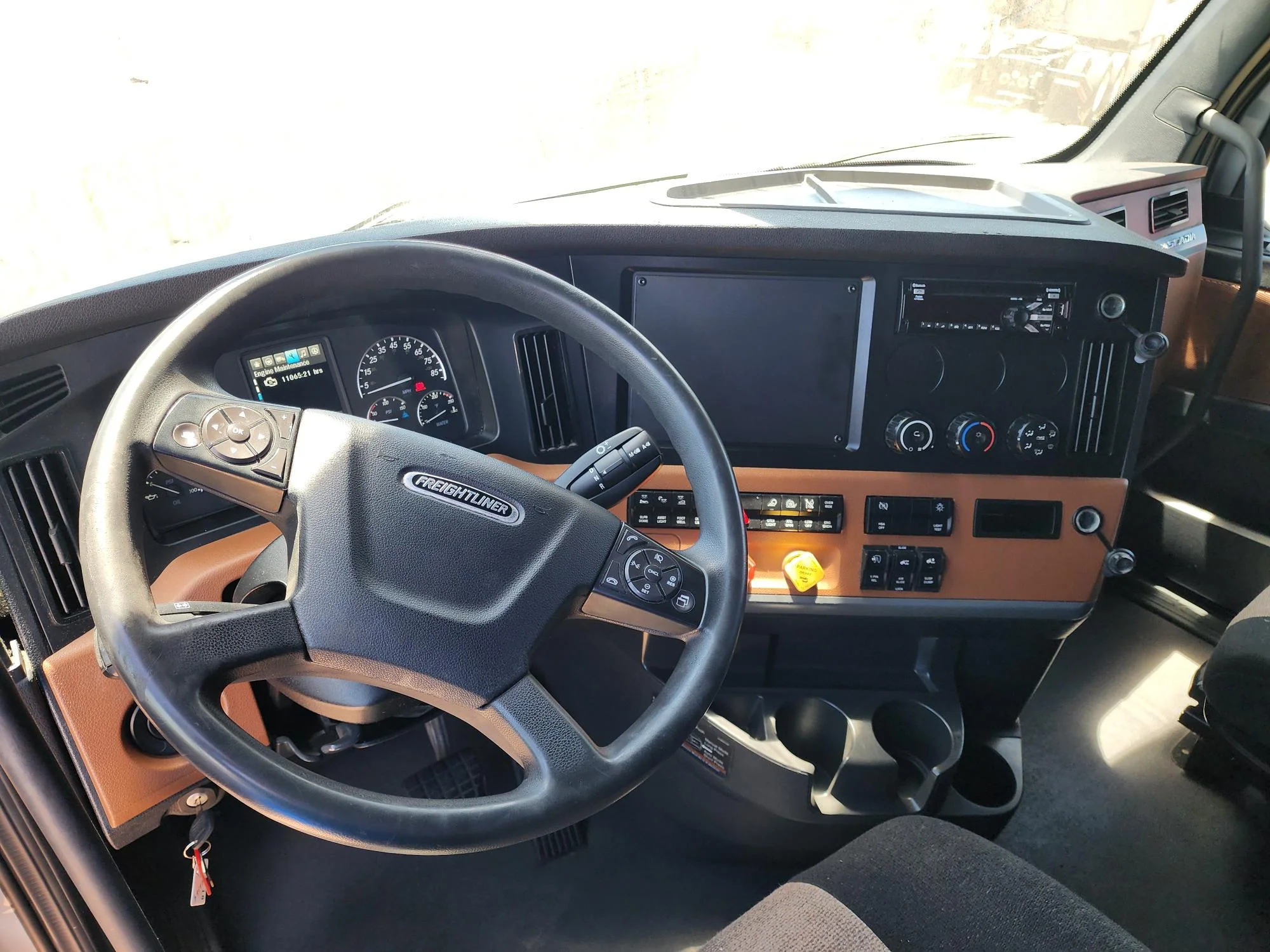 2021 Freightliner Cascadia in French Camp, CA — photo 10