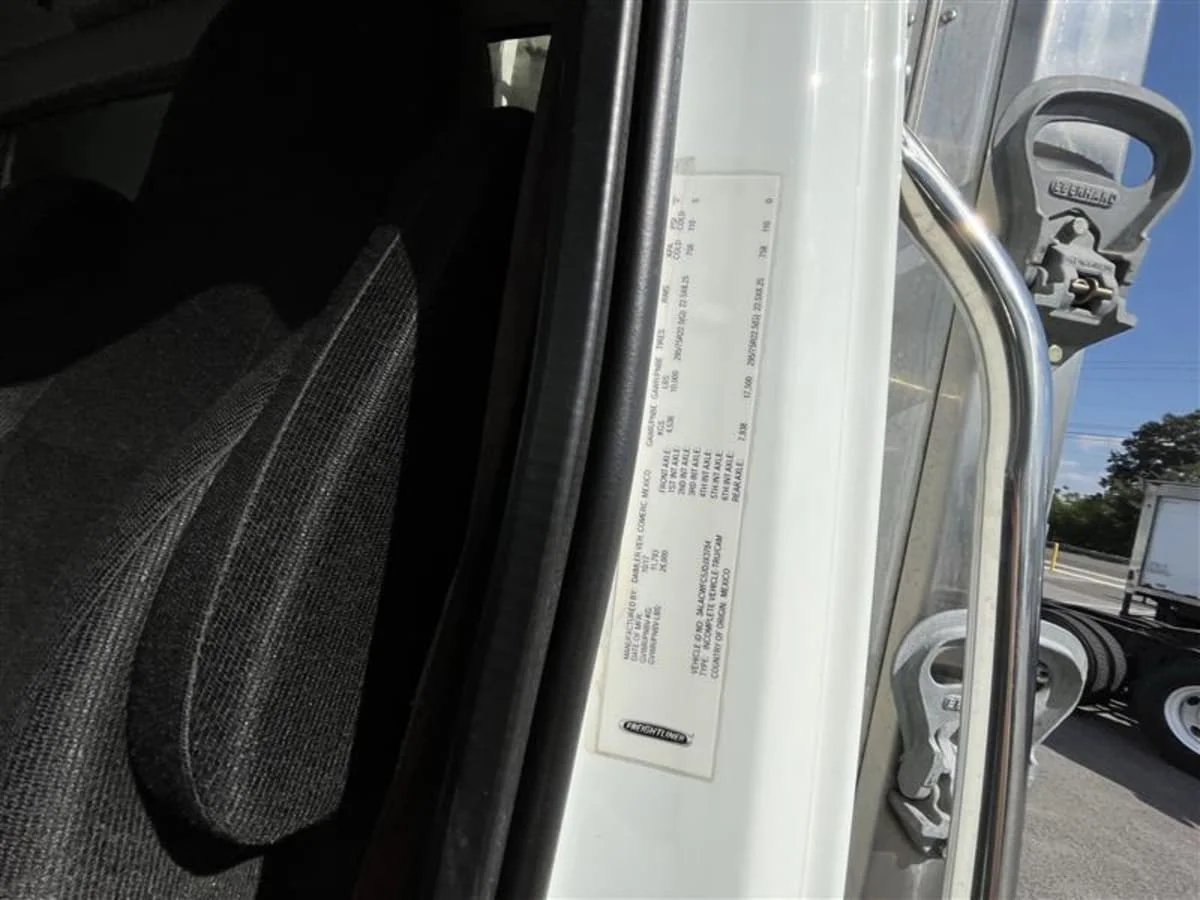 2018 Freightliner M2 106 - image 12