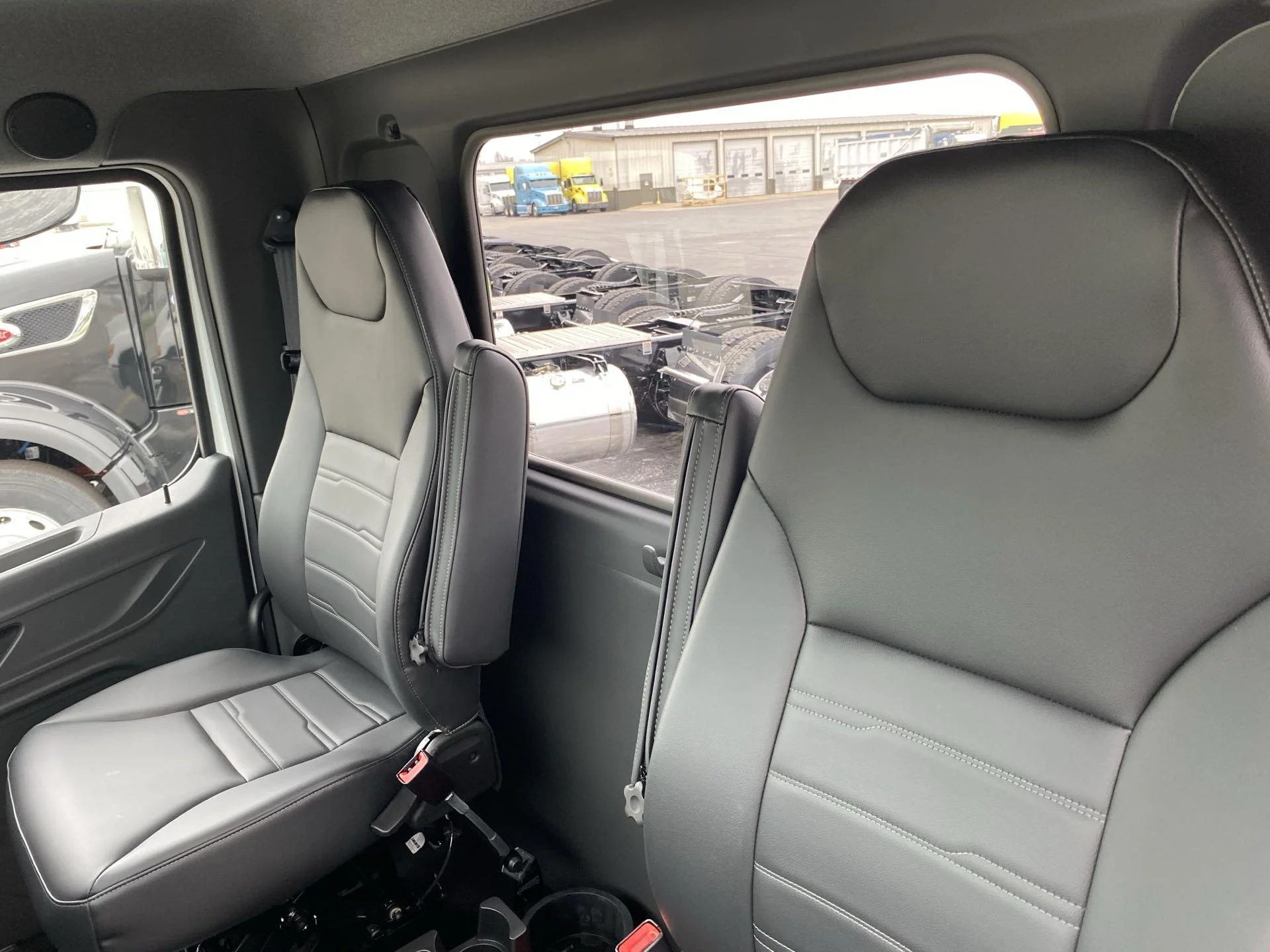 2025 Peterbilt 536 - image 9