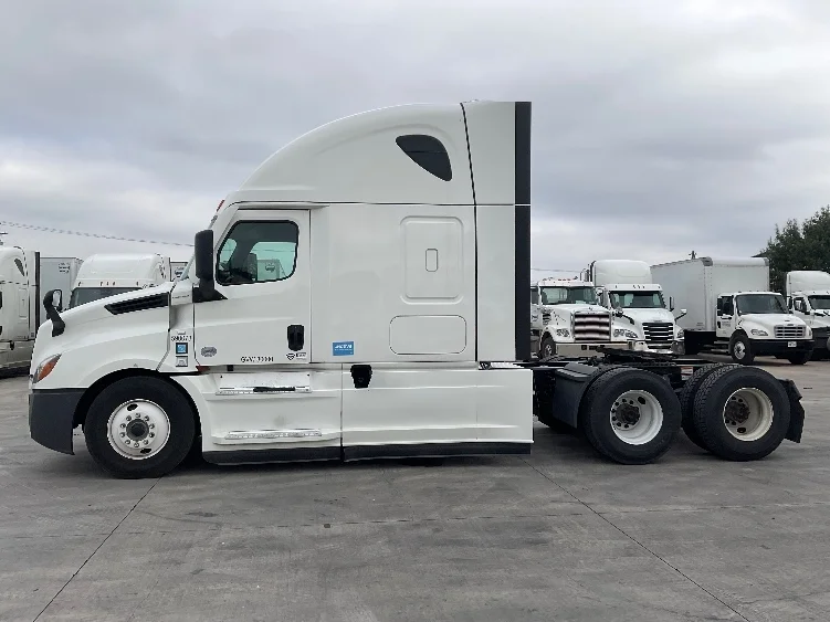 2023 Freightliner Cascadia - image 4