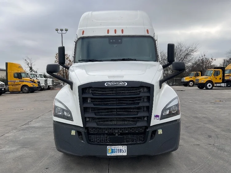 2023 Freightliner Cascadia - image 2