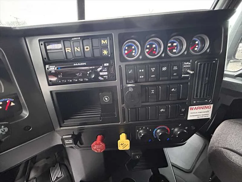 2020 Mack Anthem - image 13
