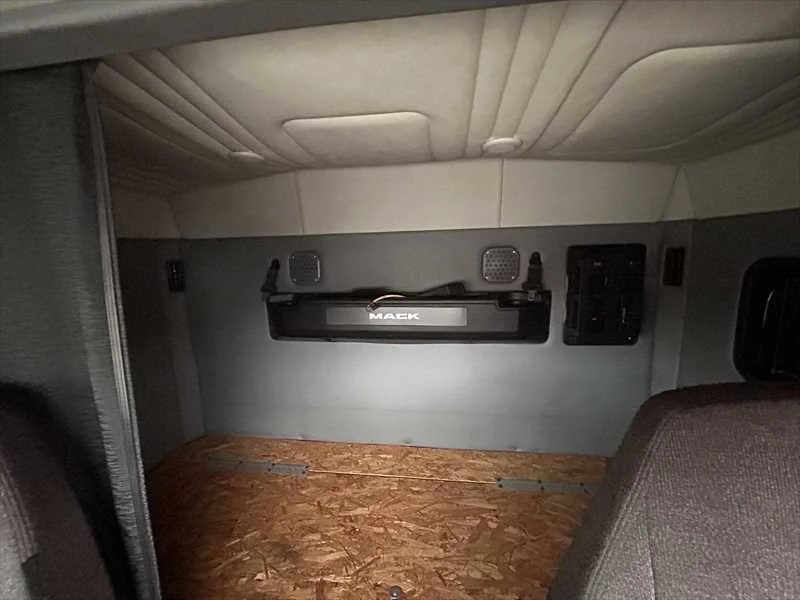 2020 Mack Anthem - image 14