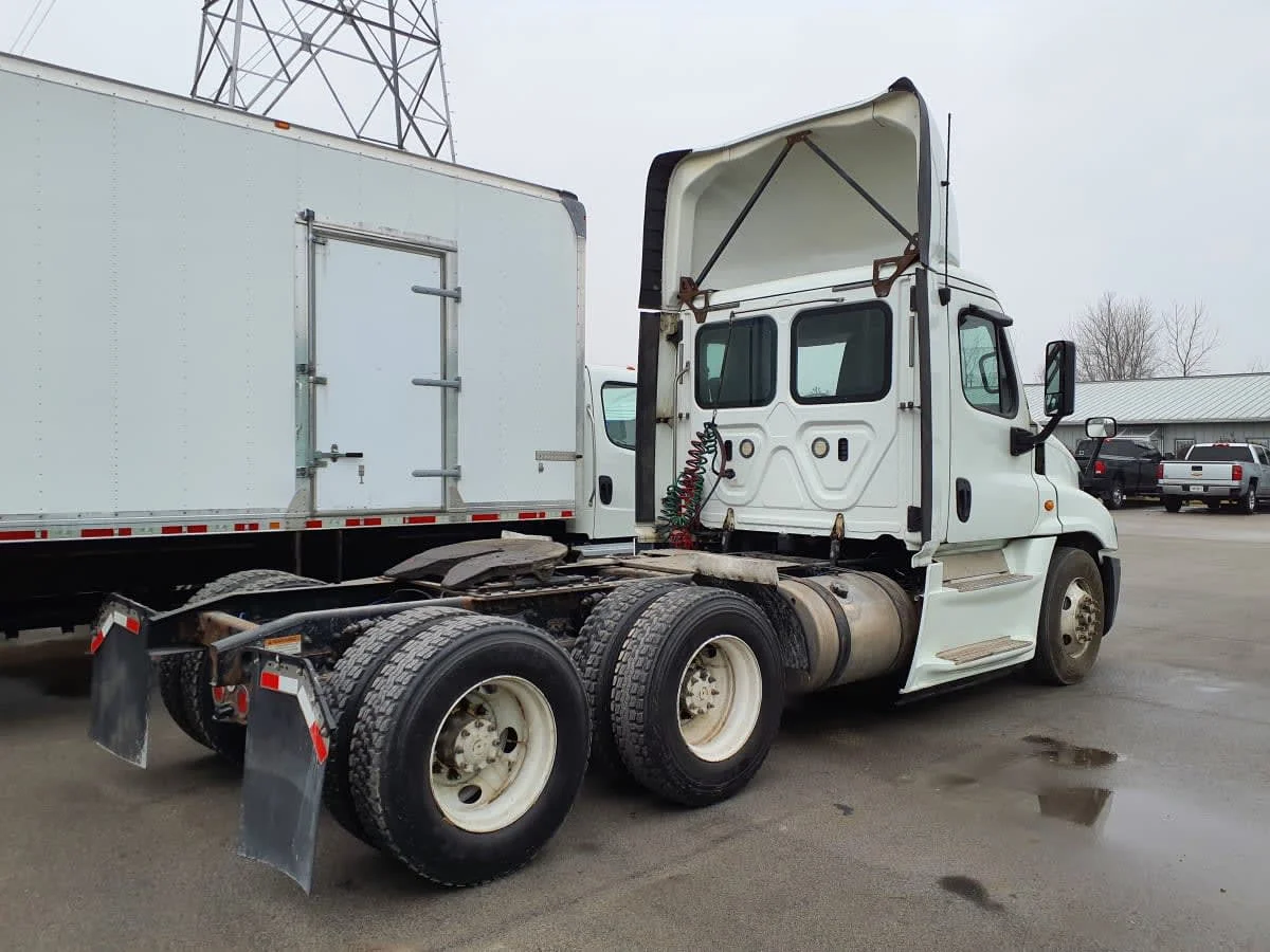 2018 Freightliner Cascadia in Indianapolis, IN — photo 4