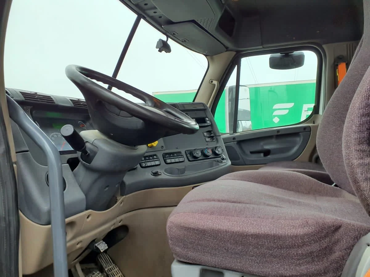 2018 Freightliner Cascadia in Indianapolis, IN — photo 7