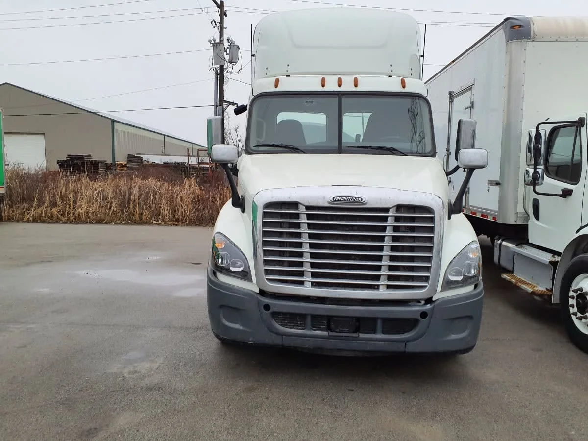 2018 Freightliner Cascadia in Indianapolis, IN — photo 2