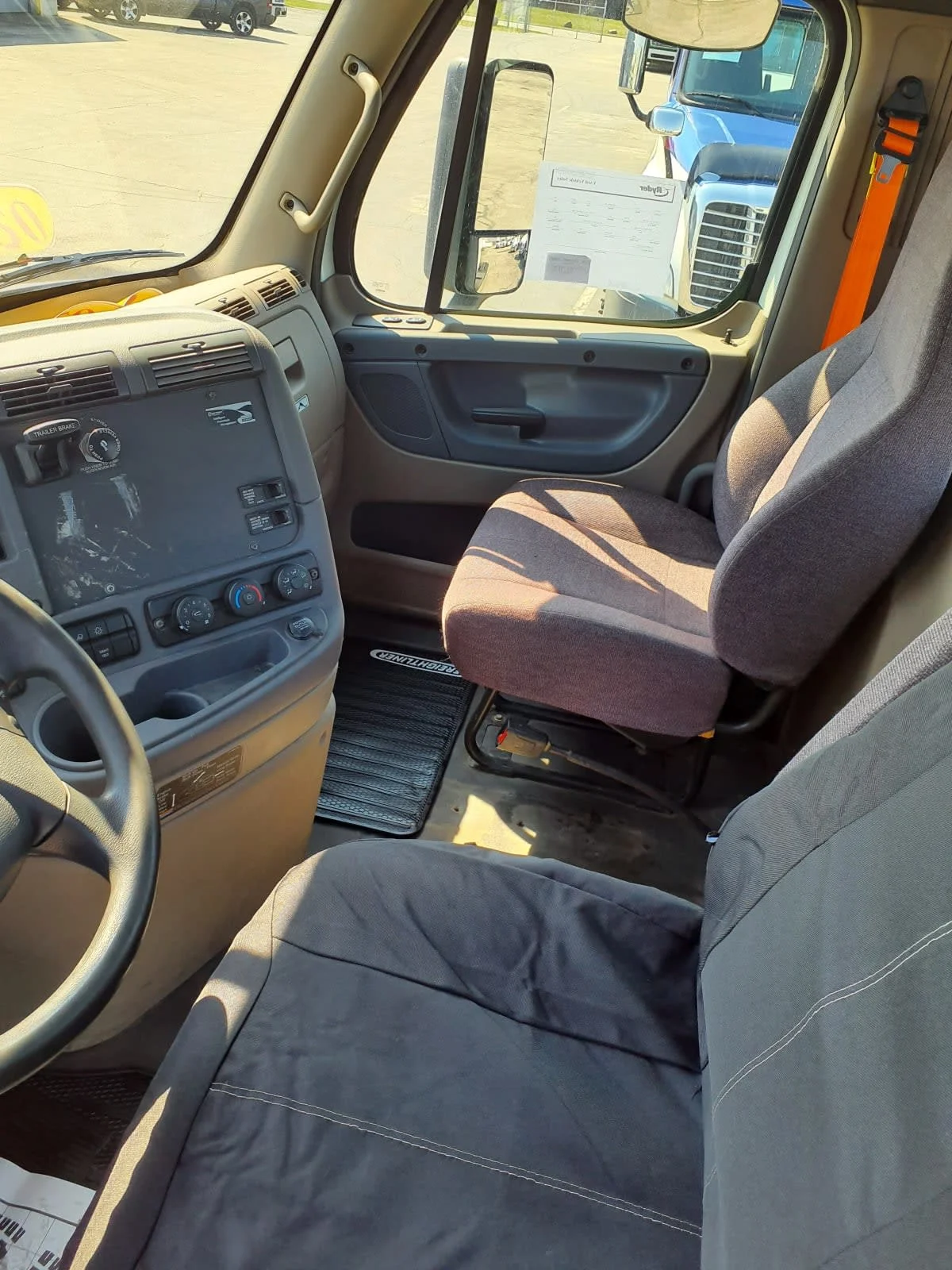 2020 Freightliner Cascadia in Oak Creek, WI — photo 7