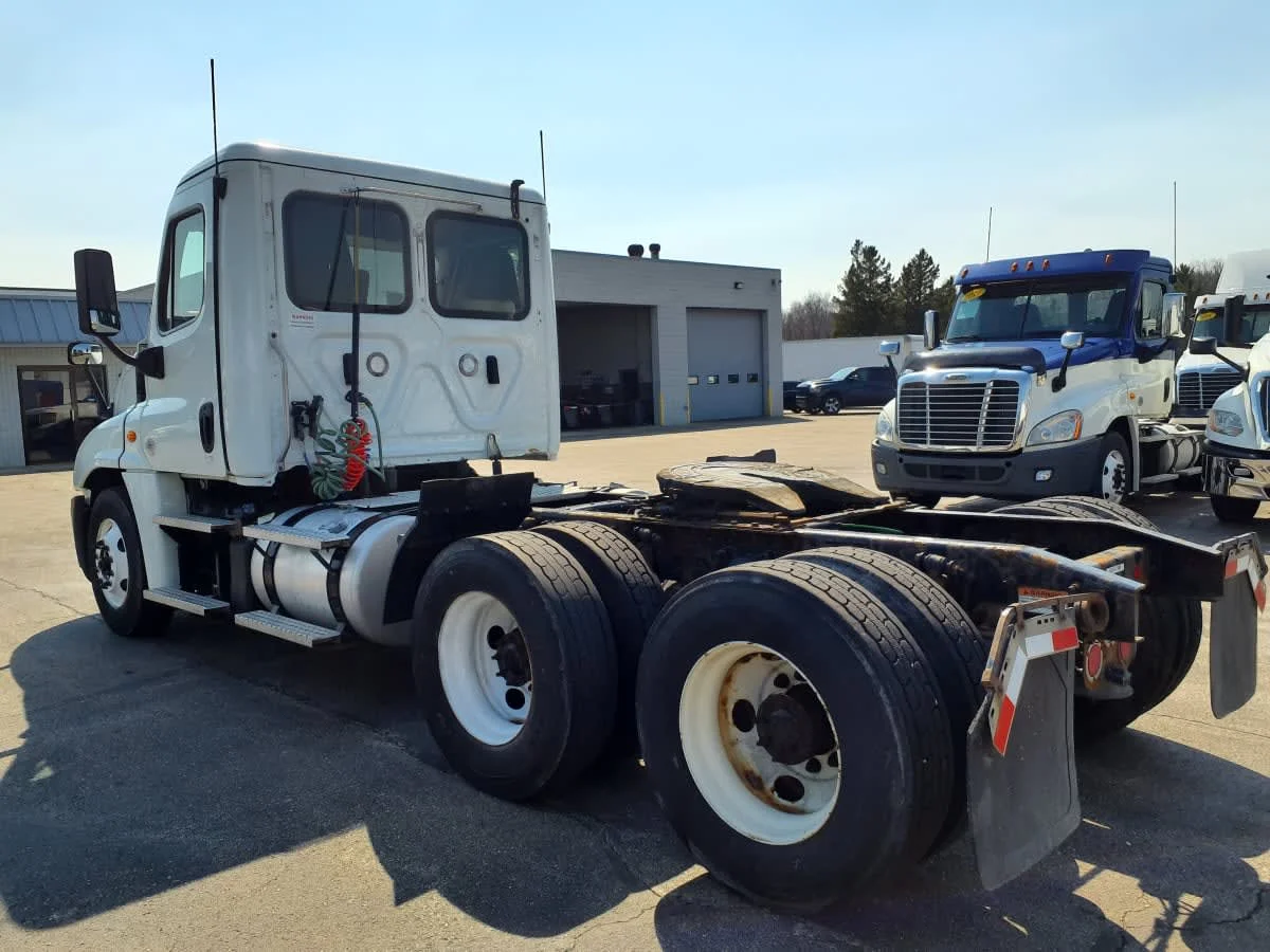 2020 Freightliner Cascadia in Oak Creek, WI — photo 6