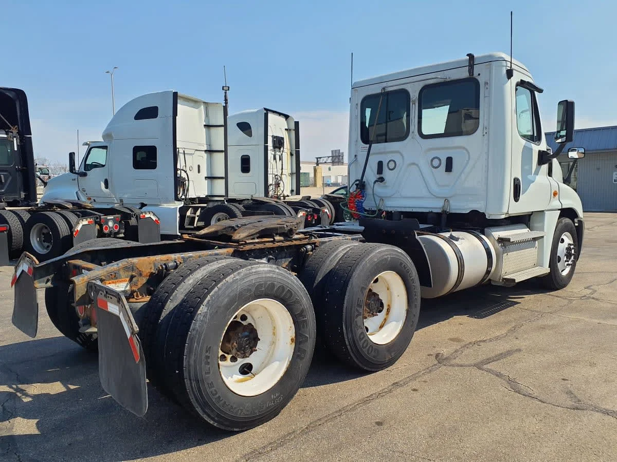 2020 Freightliner Cascadia in Oak Creek, WI — photo 4