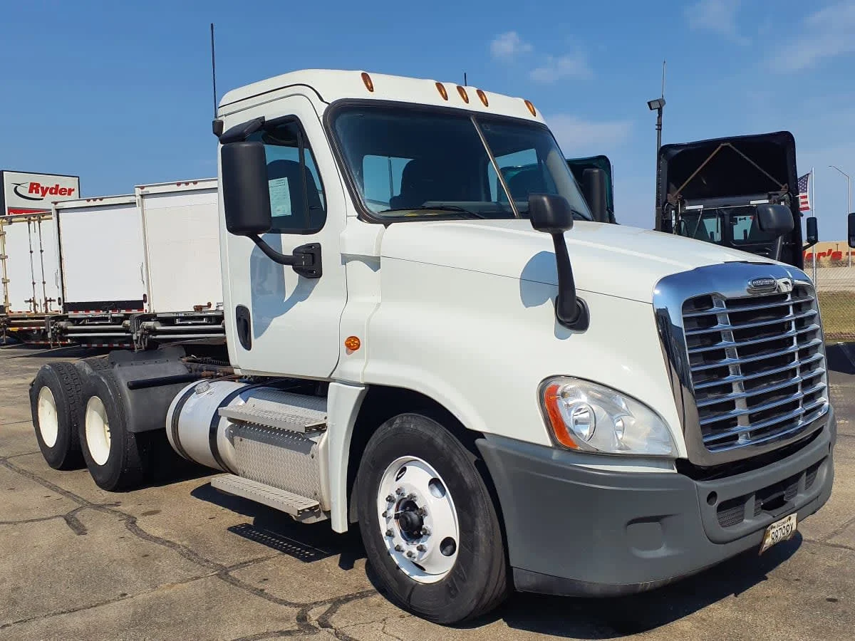 2020 Freightliner Cascadia in Oak Creek, WI — photo 3