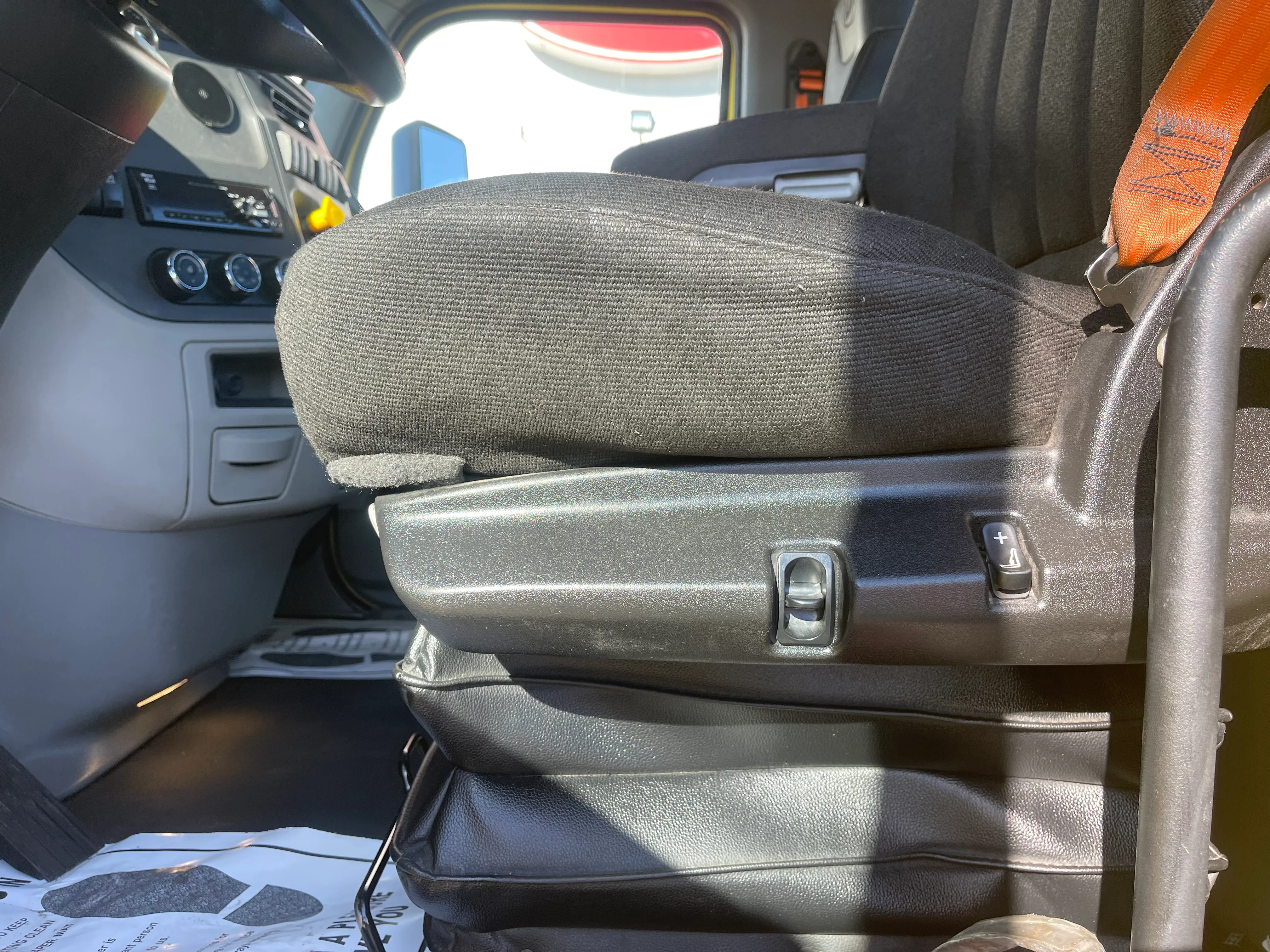 2021 Peterbilt 579 - image 15