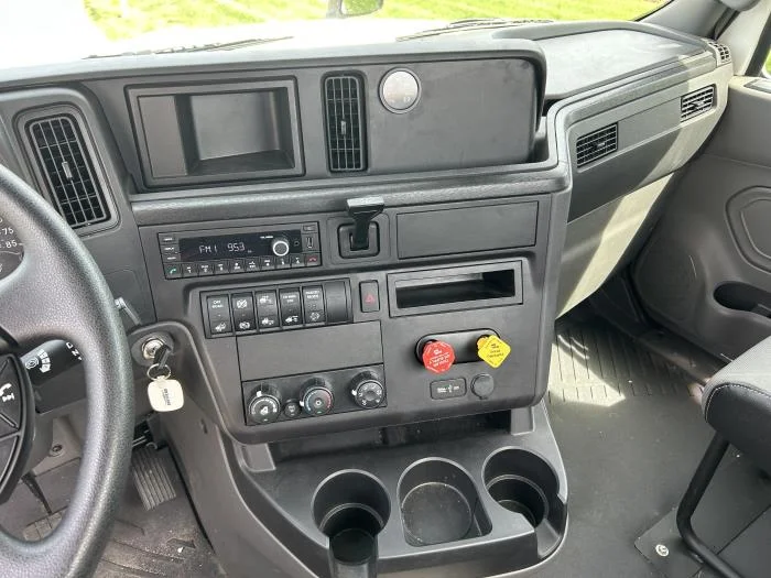 2025 International LT — photo 12