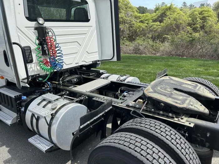 2025 International LT - image 8