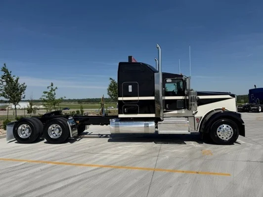 2027 Kenworth W900 in Ankeny, IA — photo 9