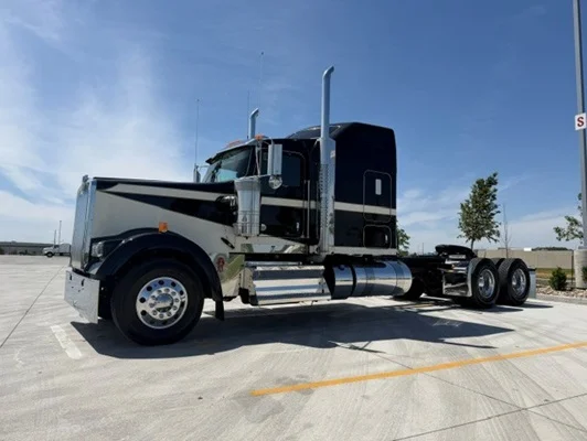2027 Kenworth W900 in Ankeny, IA — photo 2