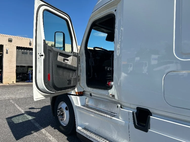 2022 Freightliner Cascadia - image 9