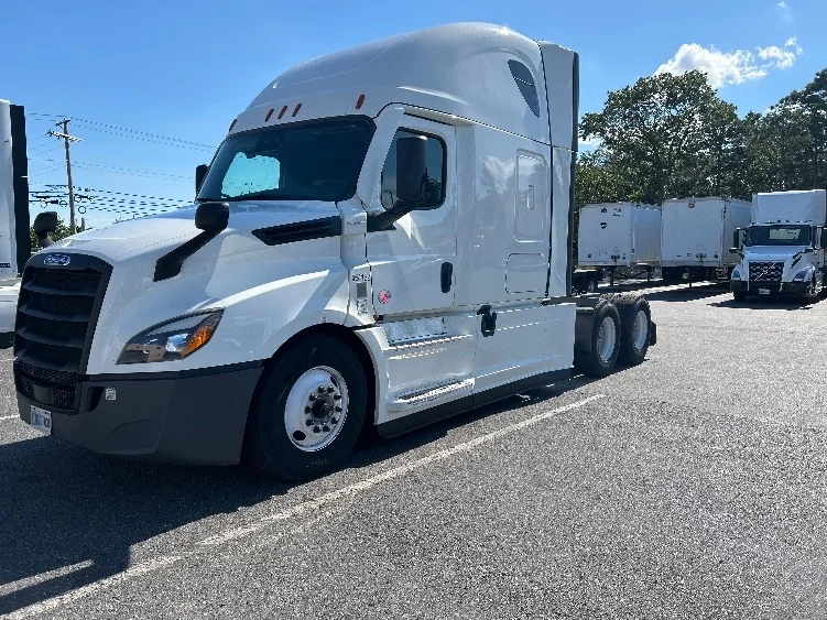 2022 Freightliner Cascadia - image 3