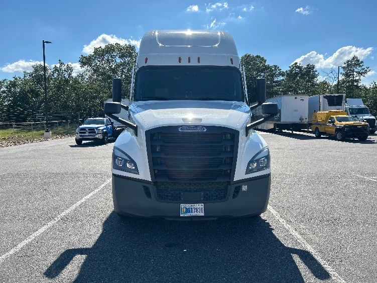 2022 Freightliner Cascadia - image 2
