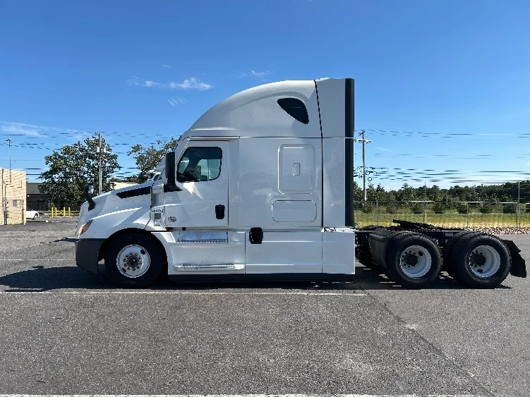2022 Freightliner Cascadia - image 4