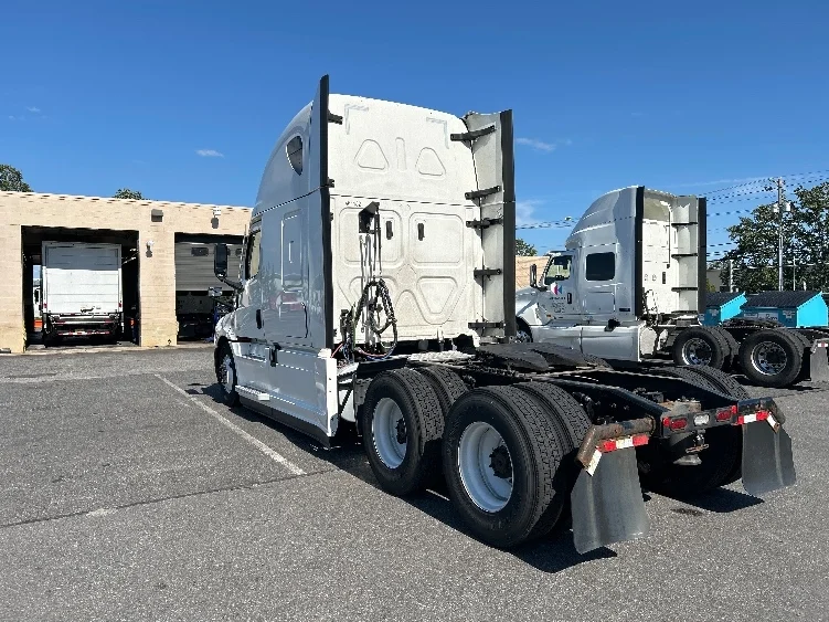 2022 Freightliner Cascadia - image 5