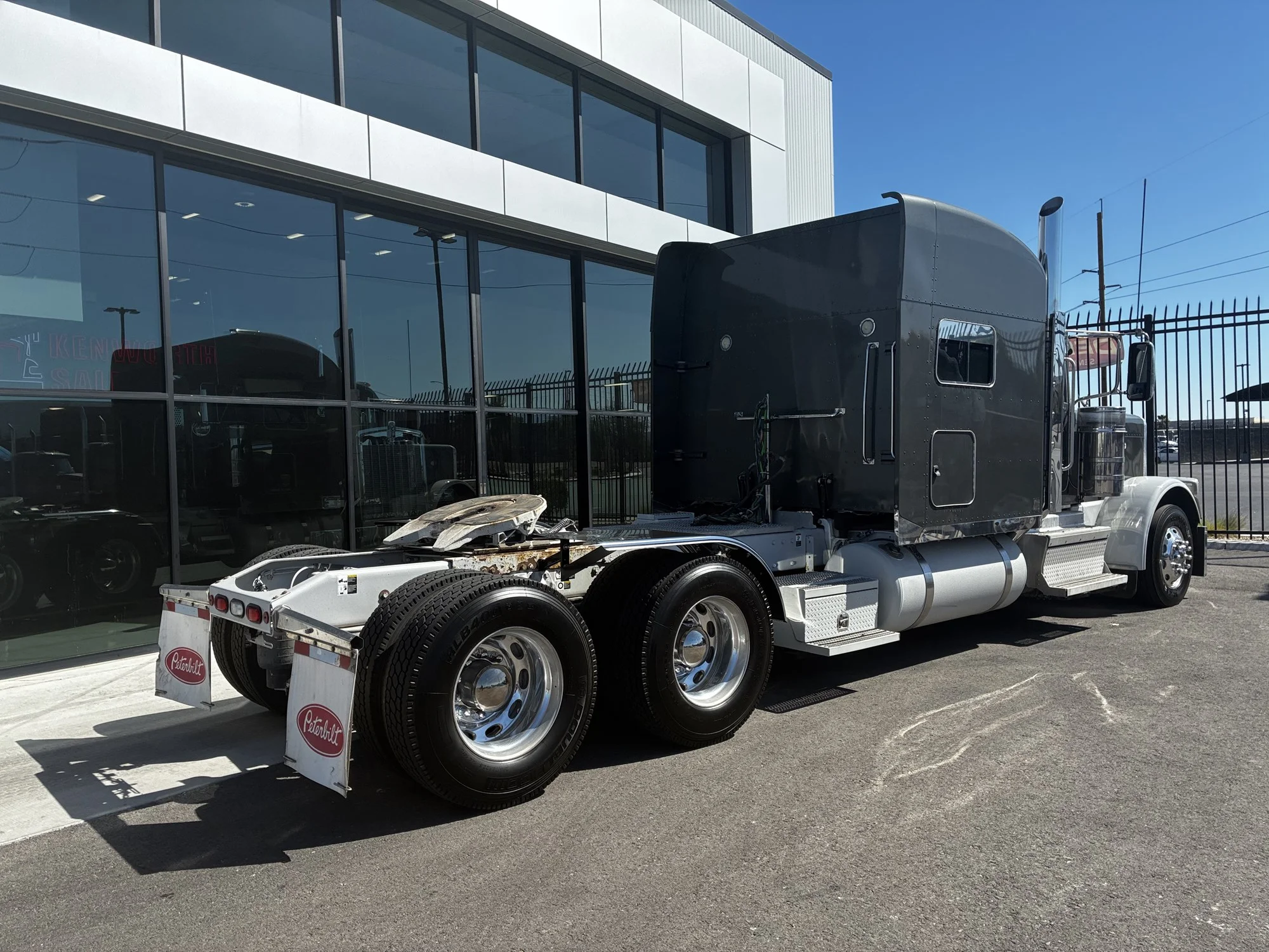2023 Peterbilt 389 in Las Vegas, NV — photo 3