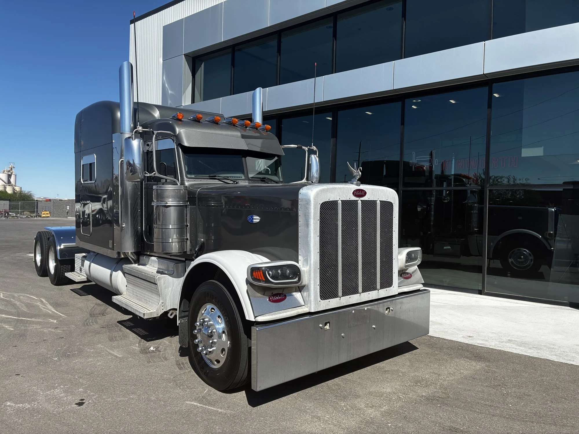 2023 Peterbilt 389
