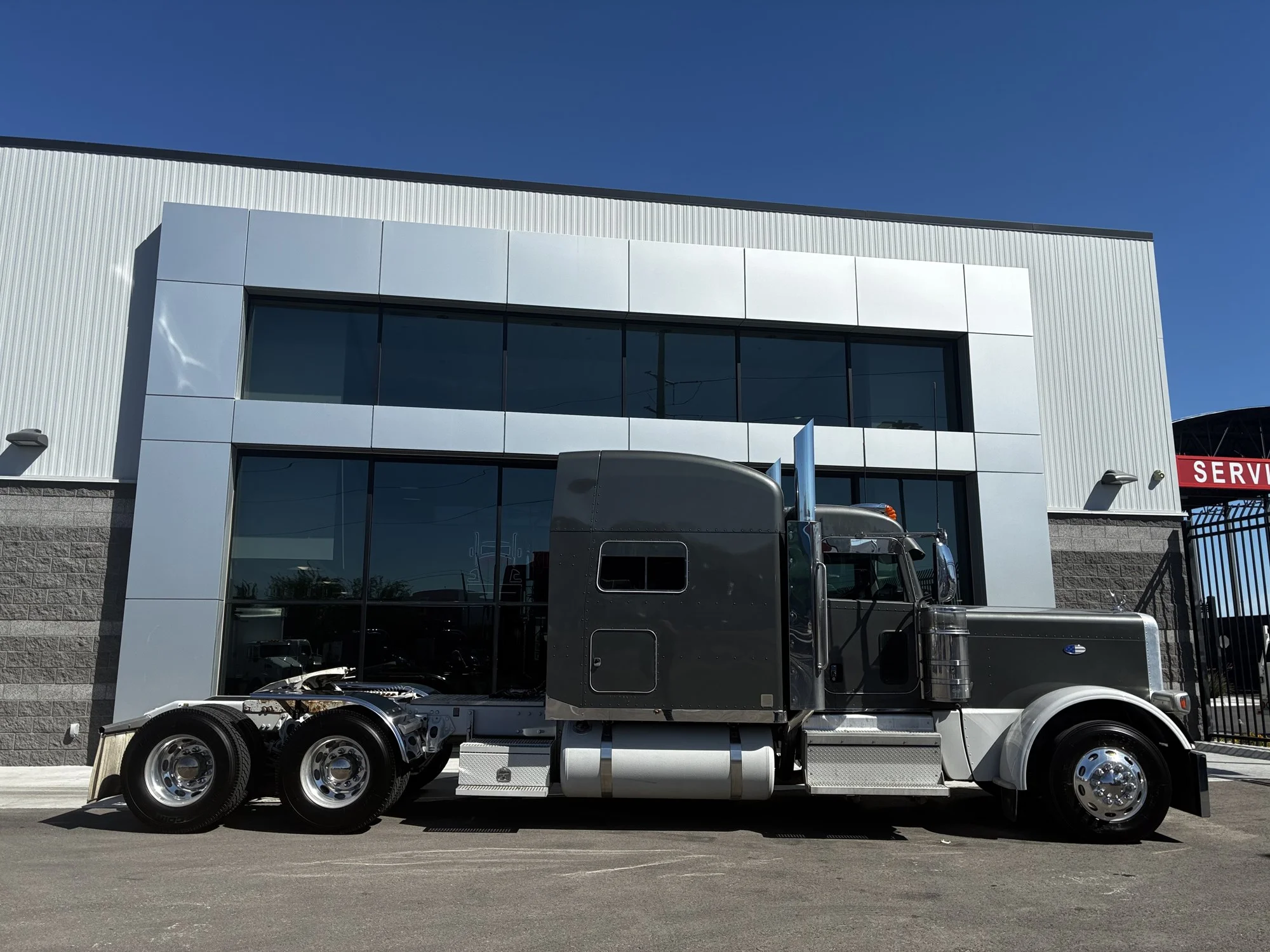 2023 Peterbilt 389 in Las Vegas, NV — photo 2