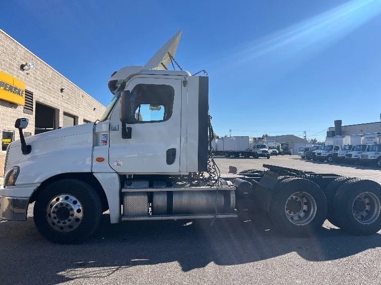 2019 Freightliner Cascadia - image 4