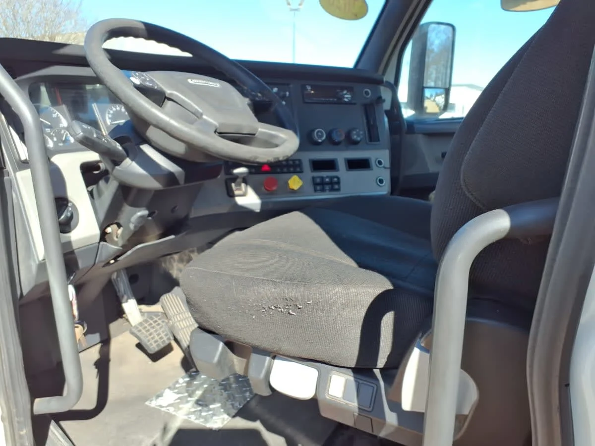 2020 Freightliner Cascadia - image 7