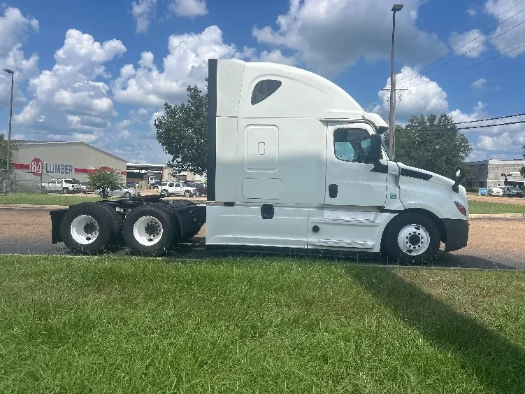 2020 Freightliner Cascadia in Richland, MS — photo 8