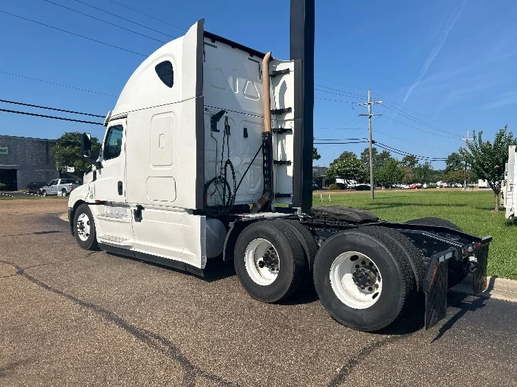 2020 Freightliner Cascadia in Richland, MS — photo 5