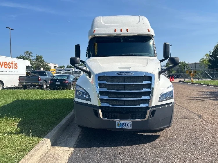 2020 Freightliner Cascadia in Richland, MS — photo 2
