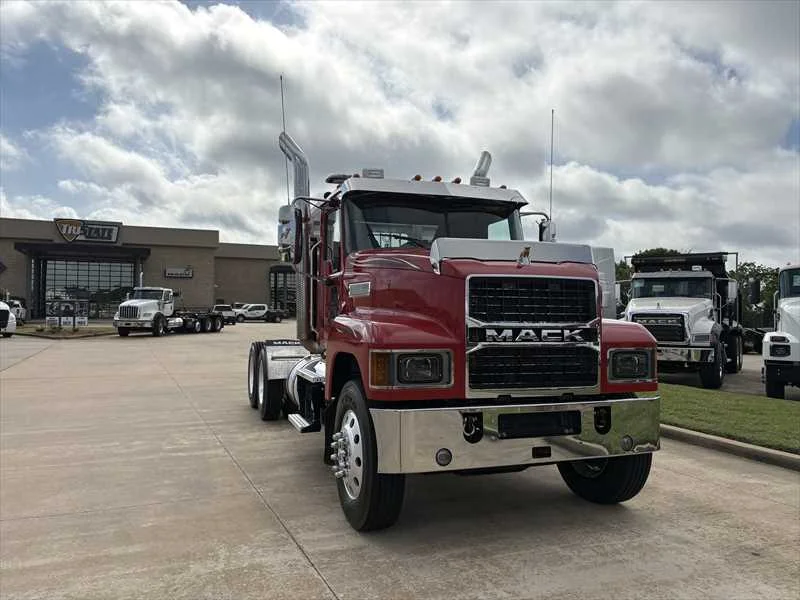 2025 Mack Pinnacle - image 3