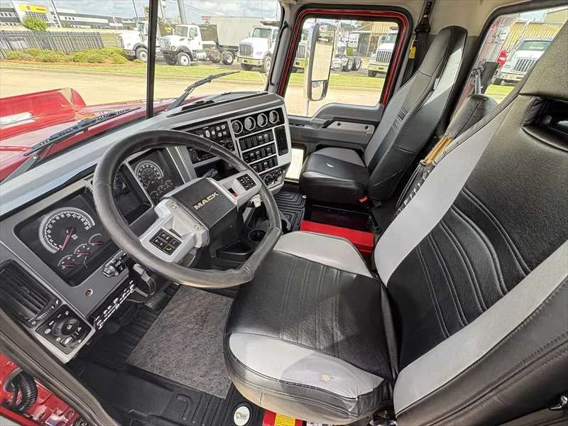 2025 Mack Pinnacle - image 12