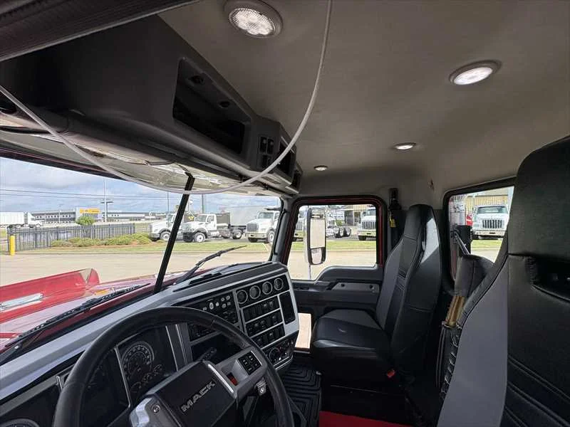 2025 Mack Pinnacle - image 13