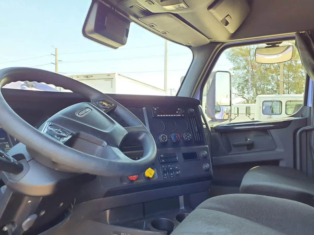 2023 Freightliner Cascadia - image 7