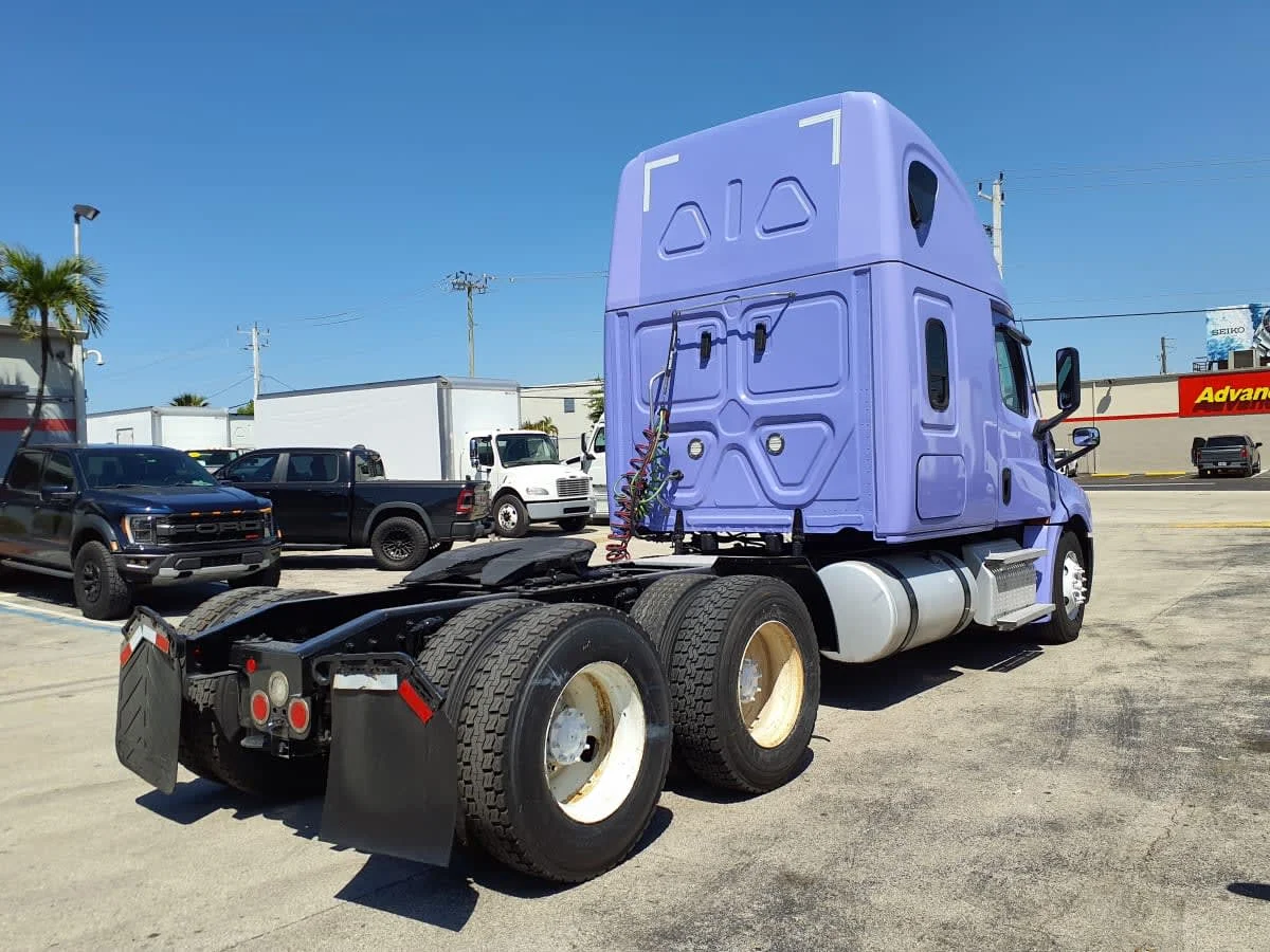 2023 Freightliner Cascadia - image 4